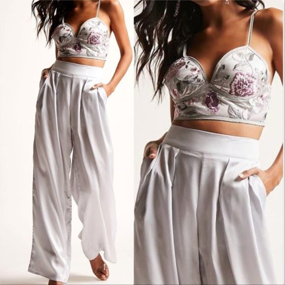 Embroidered flower cropped top - Picture 2 of 3